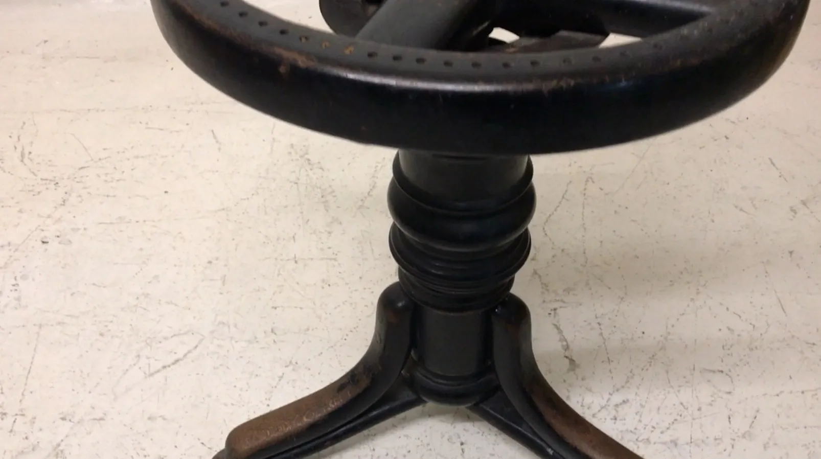 Banqueta antiga Thonet com design clássico, pernas estáveis e acabamento escuro, perfeita para decoração.