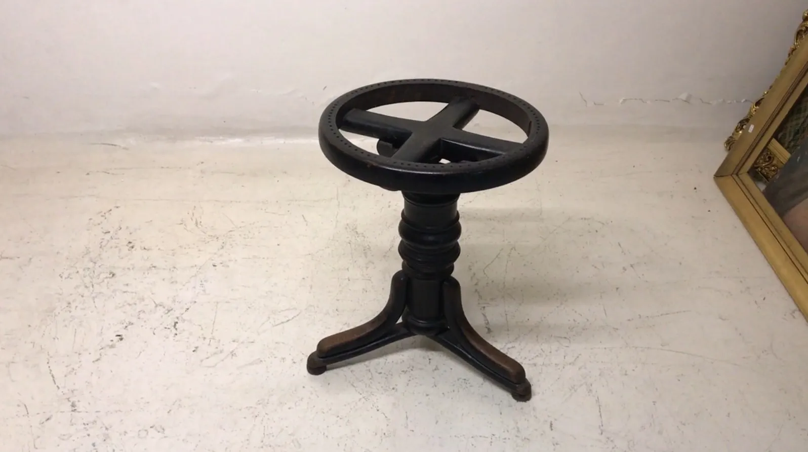 Antiker Thonet Hocker mit Kreuzbasis, neutraler Hintergrund