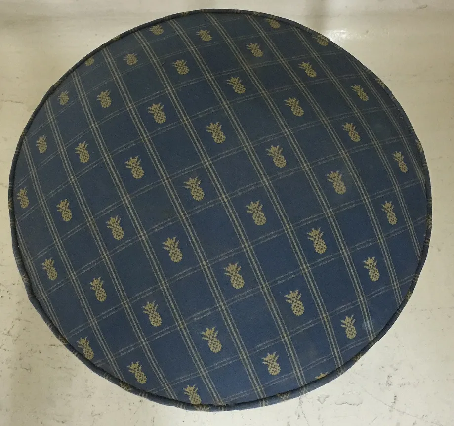 antiker runder Hocker mit Ananas-Muster auf Blau