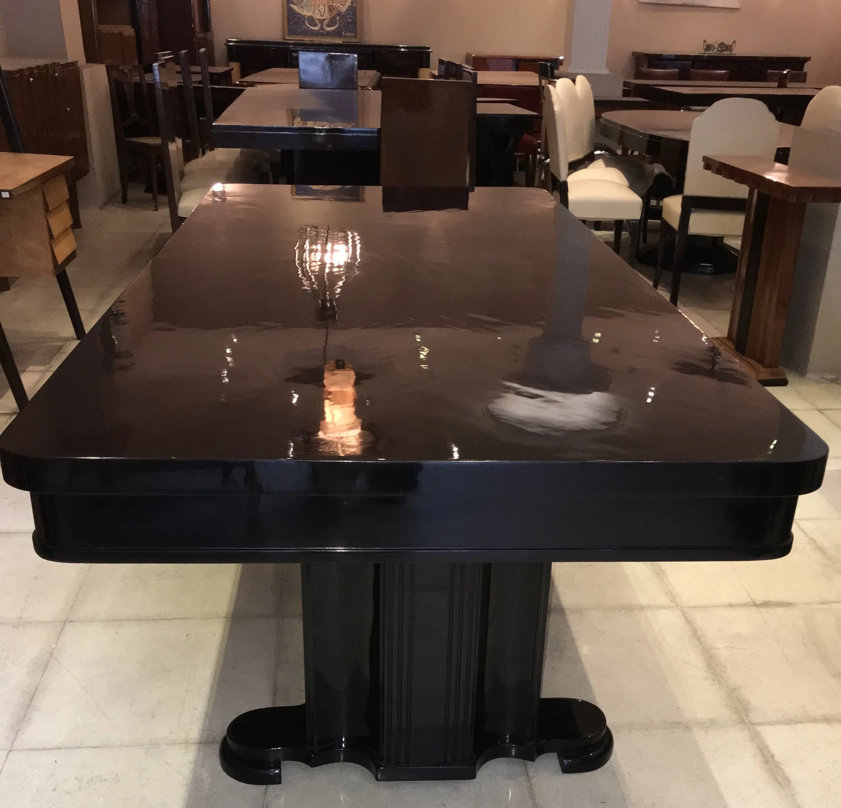 mesa de comedor antigua Art Deco para 10 personas en un ambiente elegante