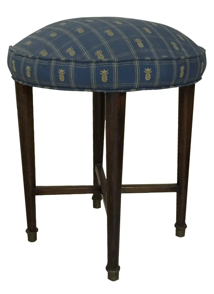 tabouret ancien avec coussin bleu et détails dorés