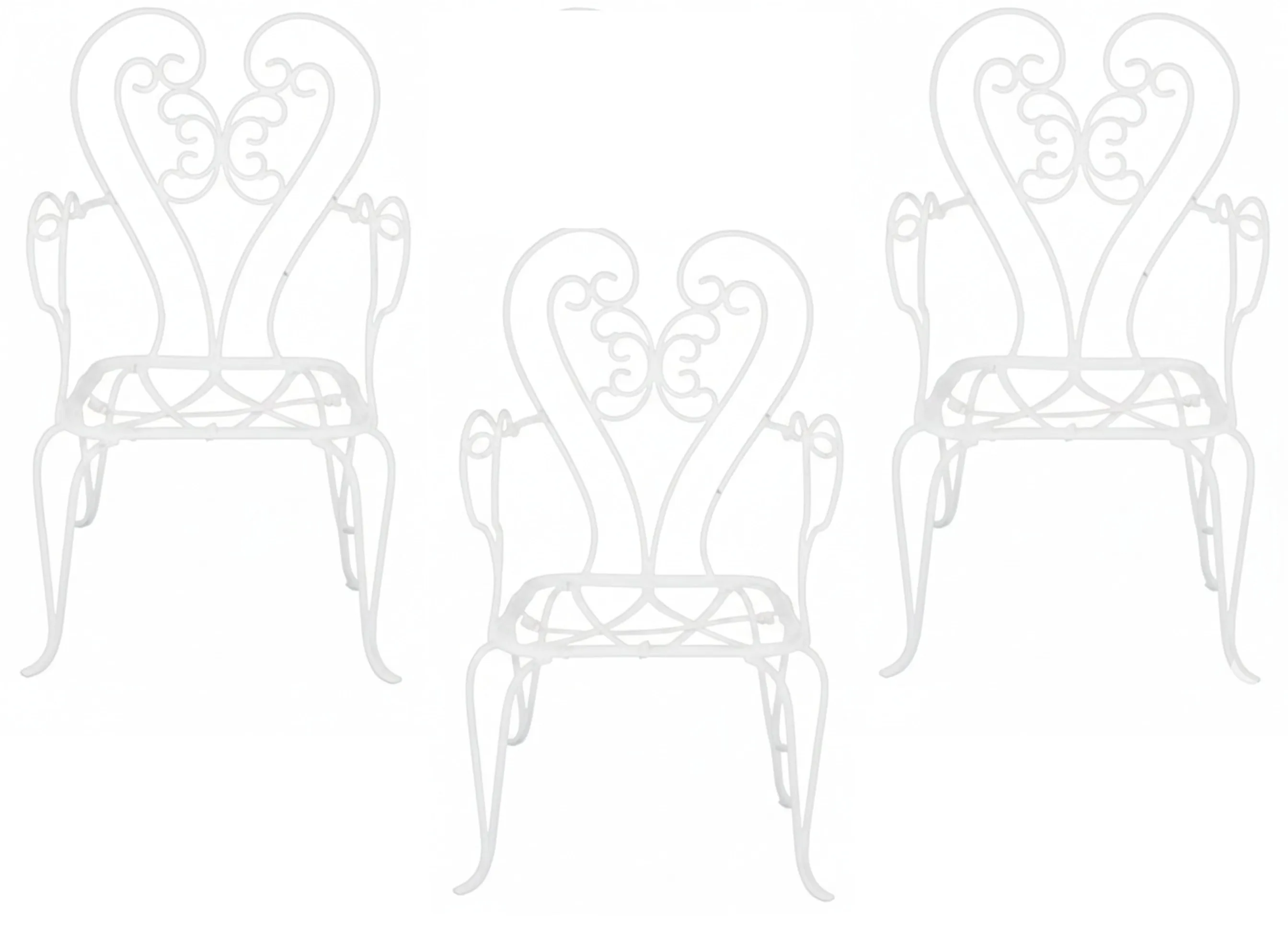 Tre poltrone da giardino antiche con design elegante in ambiente decorativo.