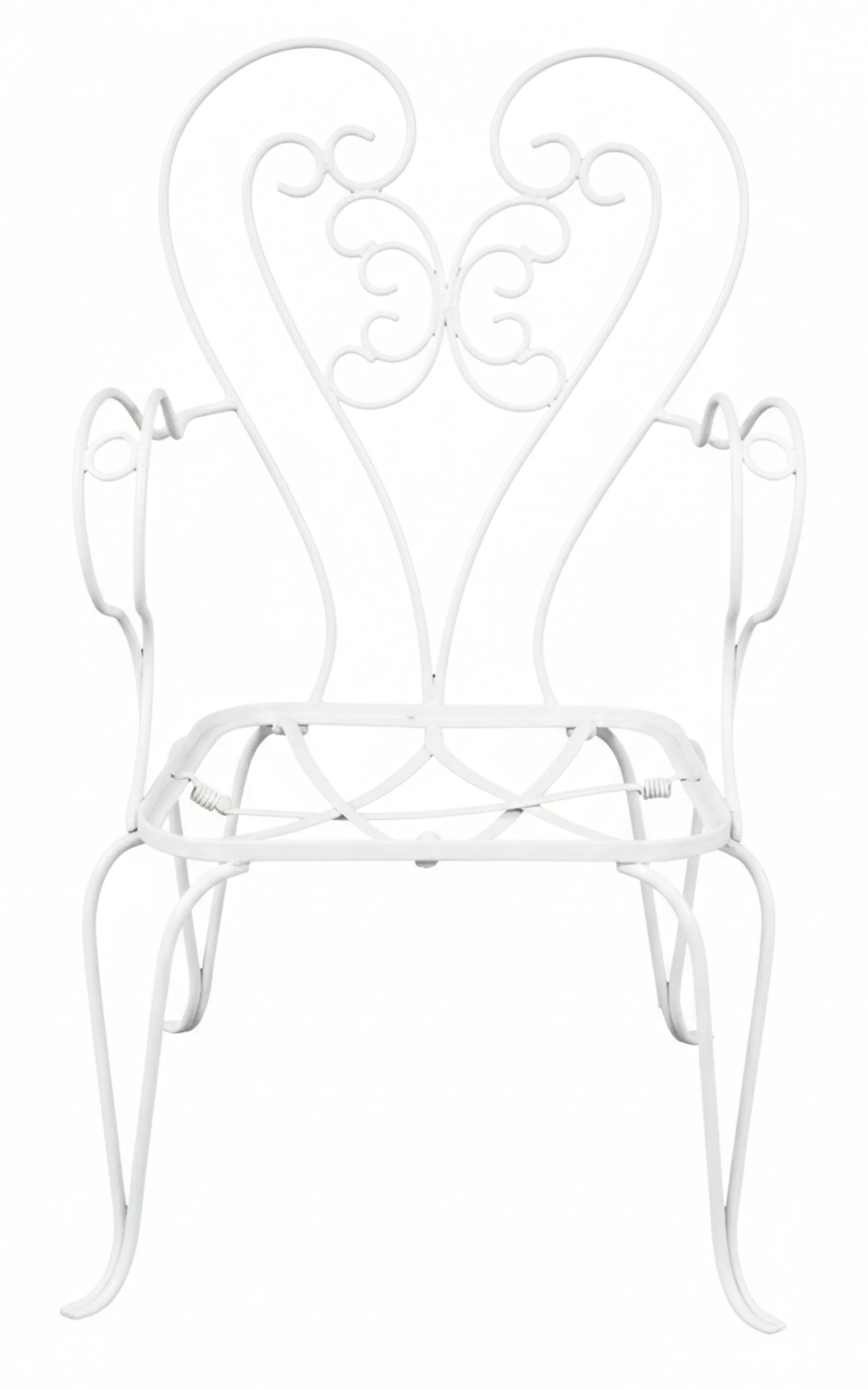 Tres elegantes sillones de jardín antiguos de diseño especial, en un ambiente encantador.