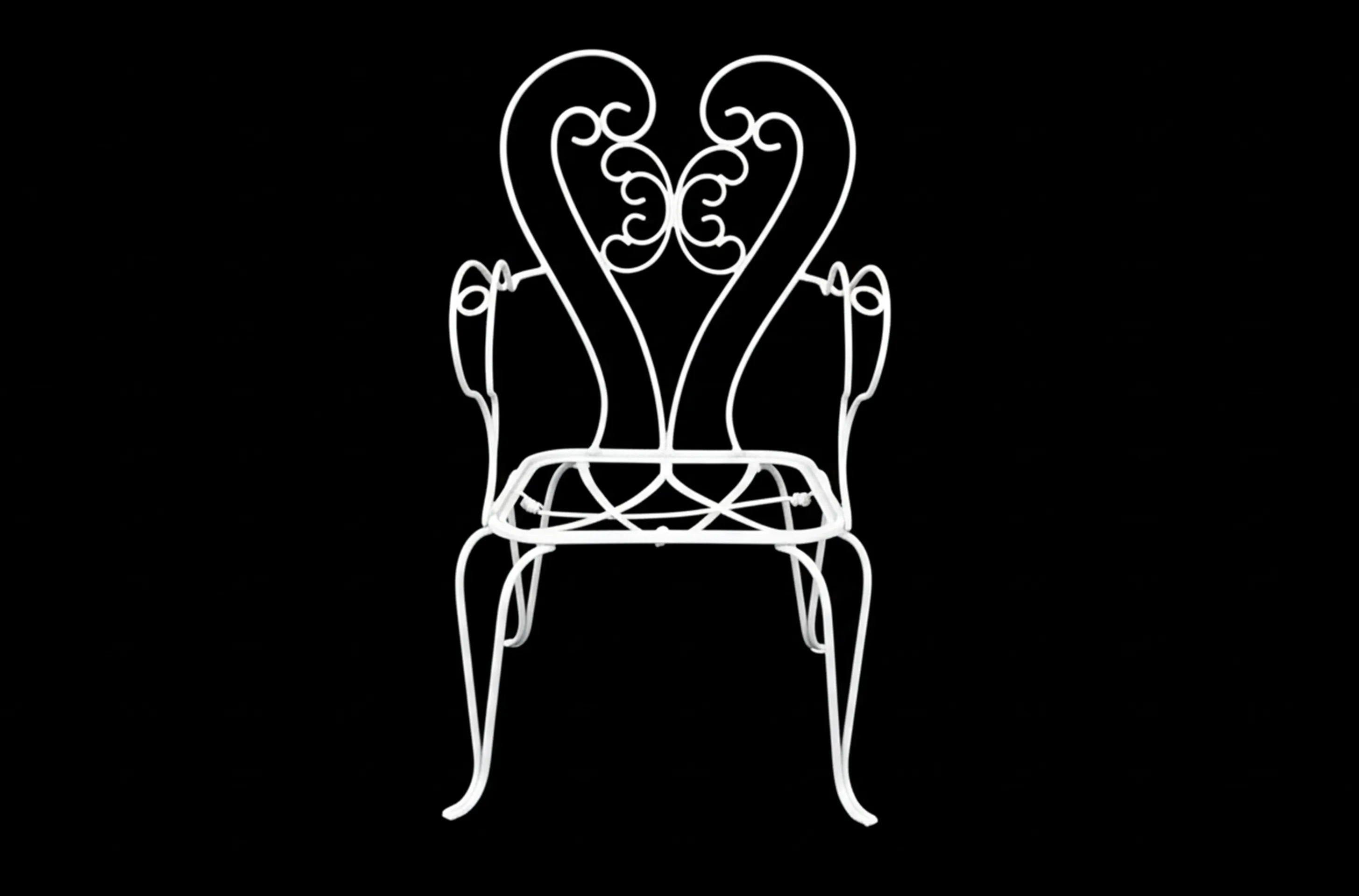 trois anciens fauteuils de jardin avec un design élégant dans un cadre confortable.