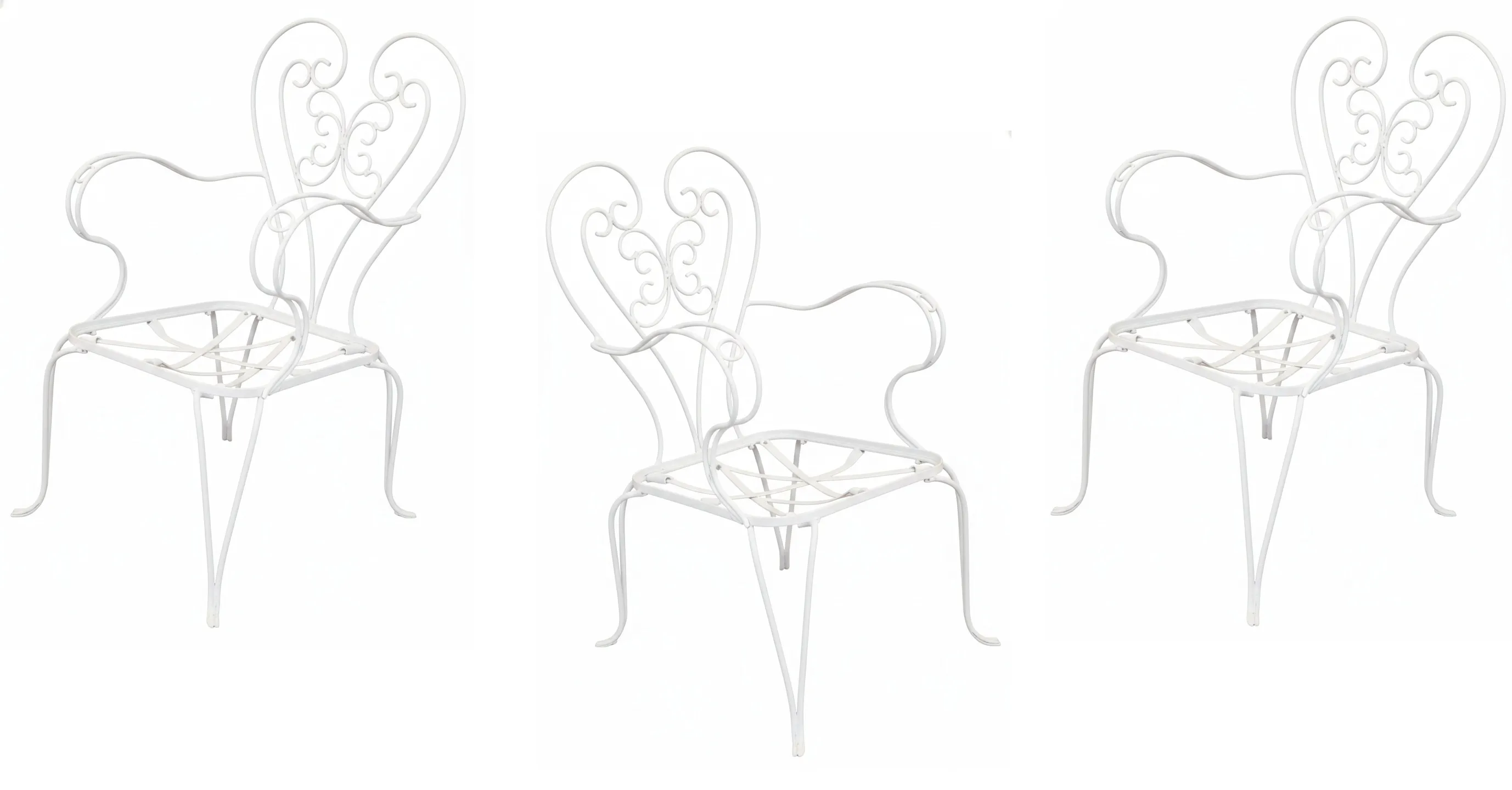 3 antike Garten-Sessel, mit einzigartigem Design, in einer einladenden Umgebung.