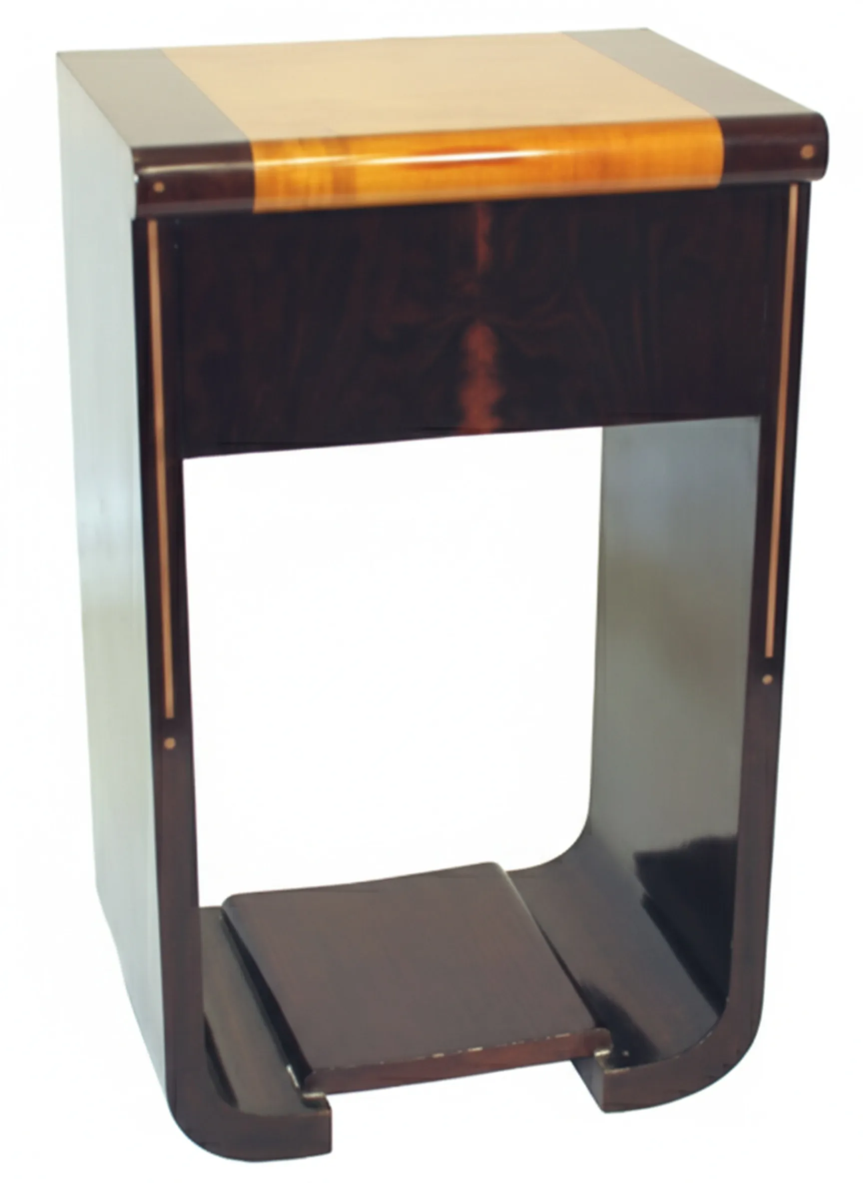 antigua consola con diseño elegante y espacio para almacenamiento en un entorno clásico