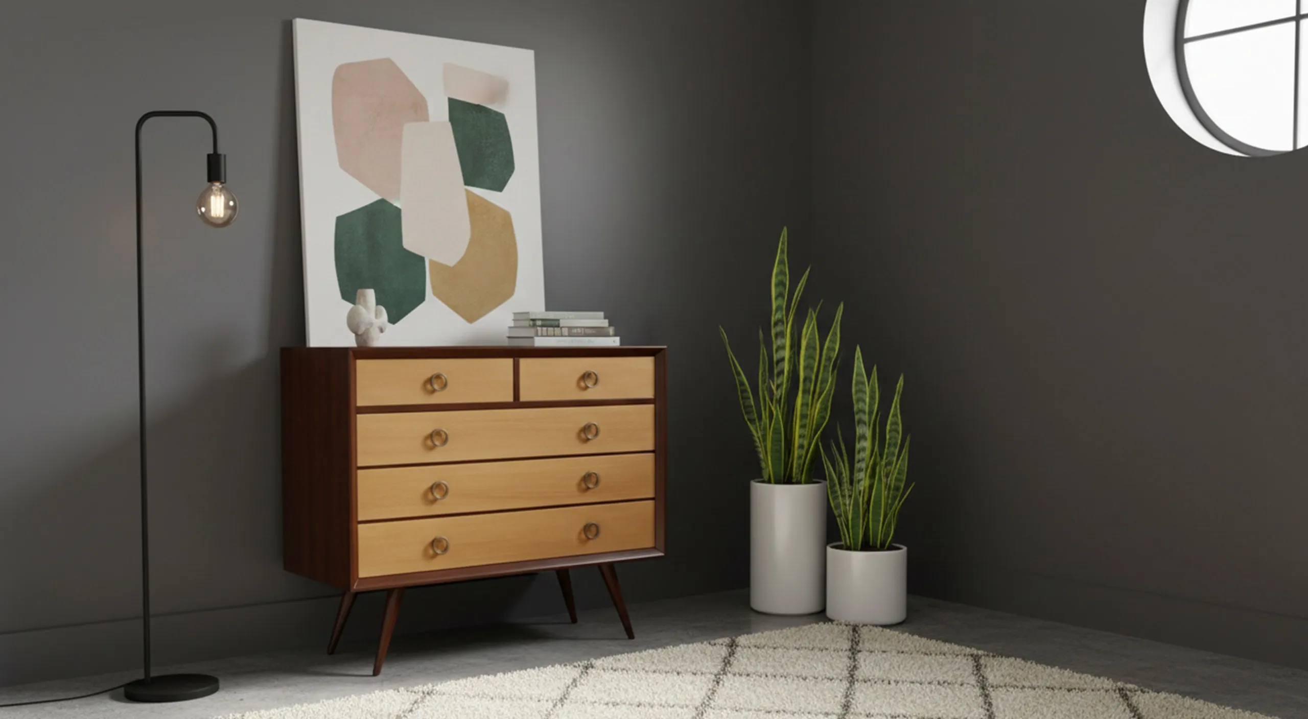 Alte Schublade mit modernem Design in einem modernen Raum mit Pflanzen