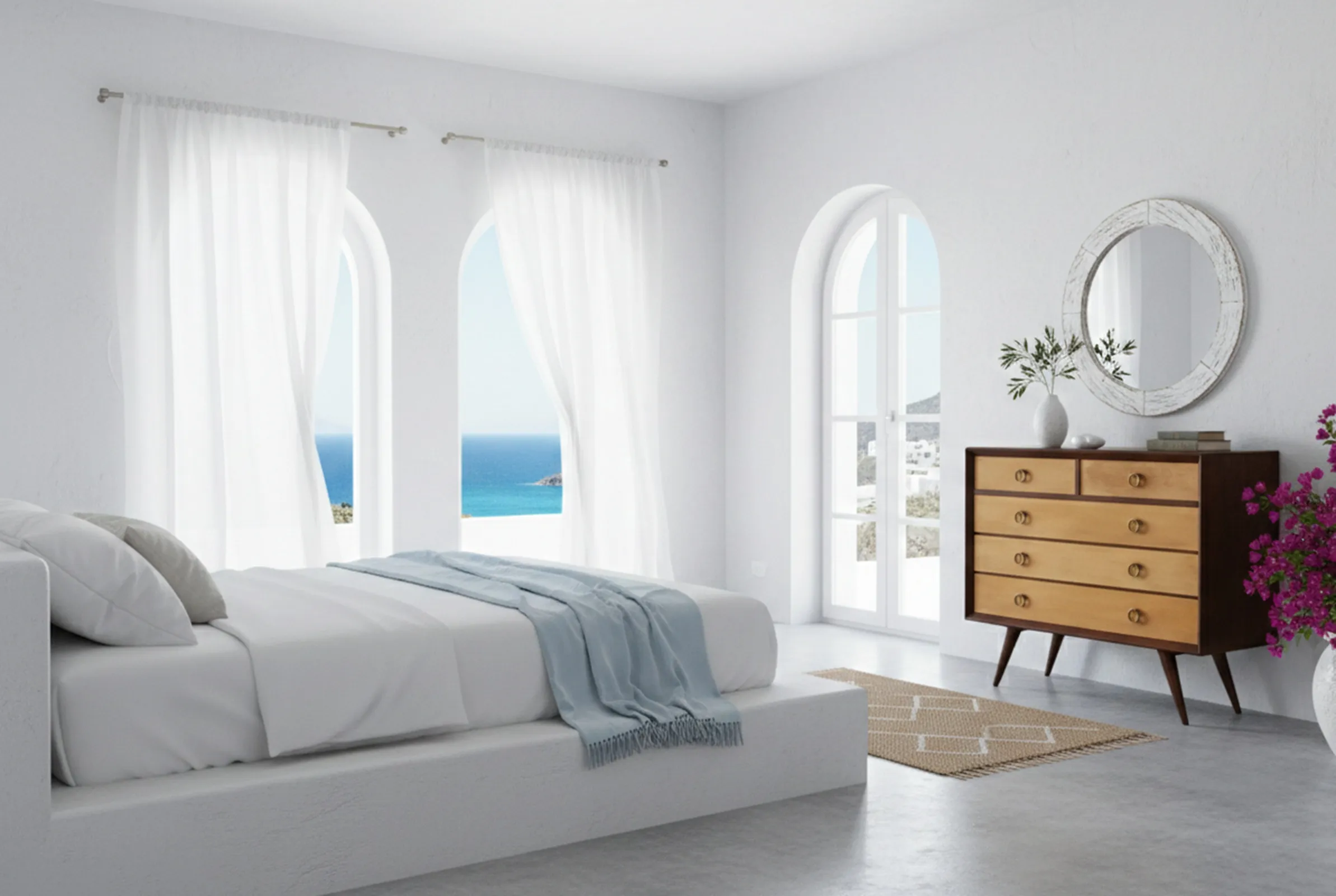 Antike Schublade in einem hellen Zimmer mit Meerblick, dekoriert mit Blumen und einem Spiegel