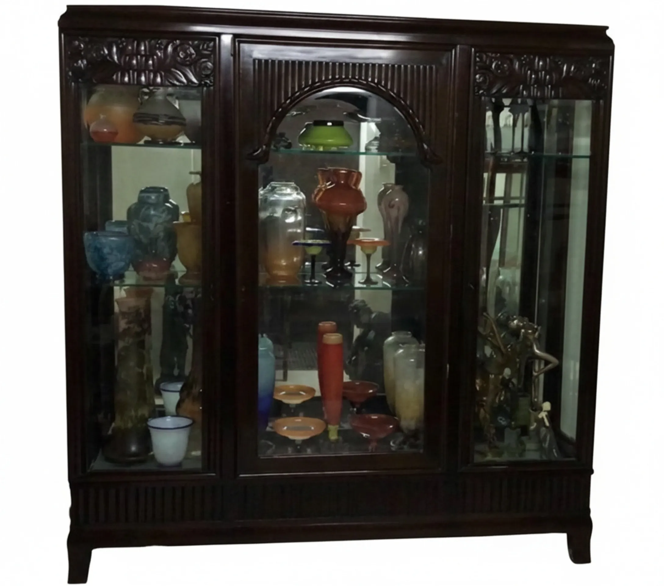 Antike Vitrine mit verschiedenen Dekorationsobjekten.