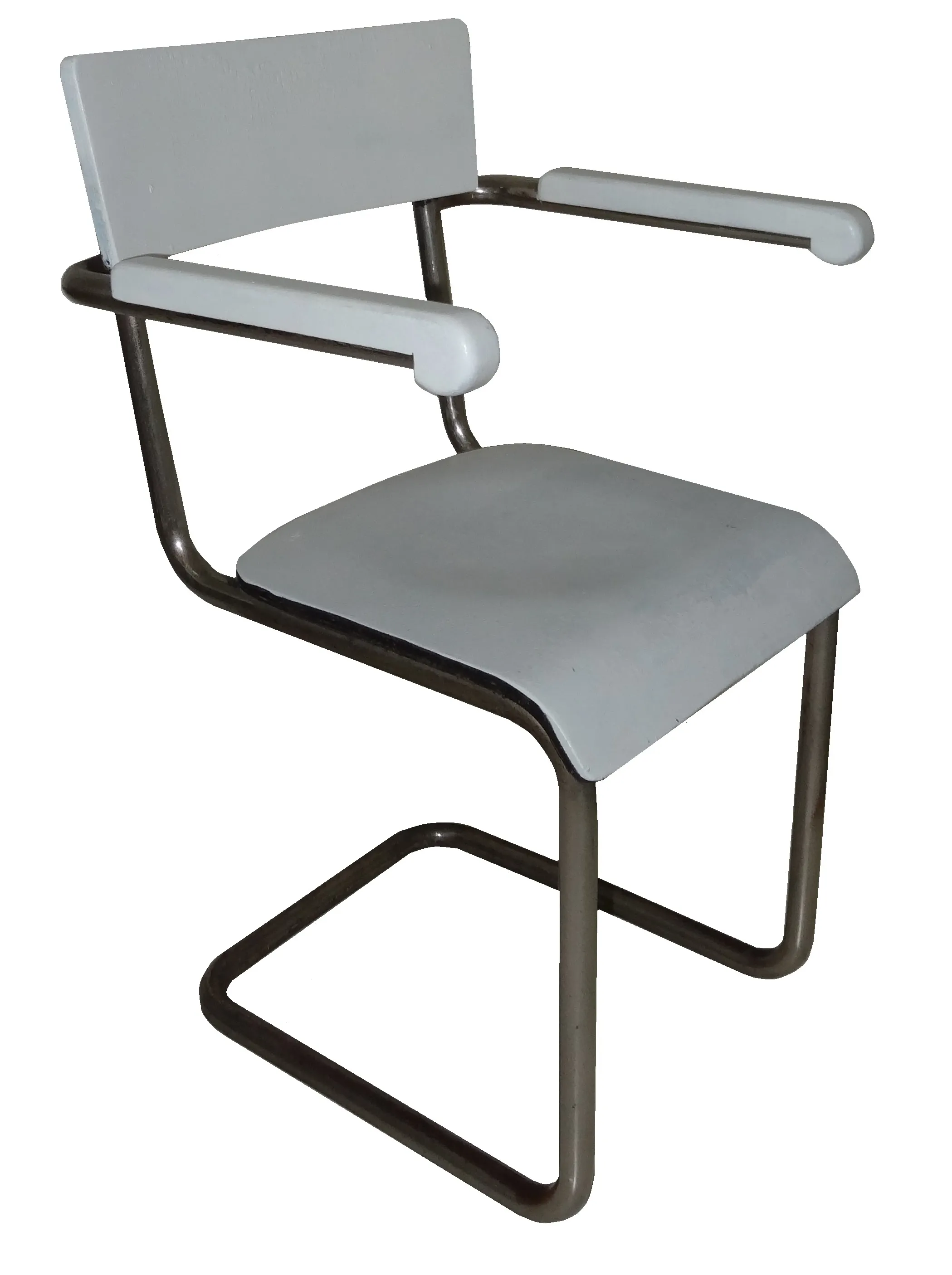 Antiker Bürosessel in grau mit modernem Design in einer schlichten Umgebung.