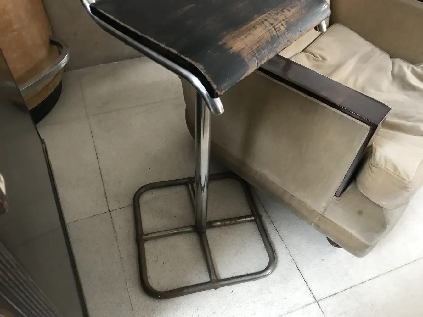 cadeira antiga para restaurar, em um ambiente acolhedor