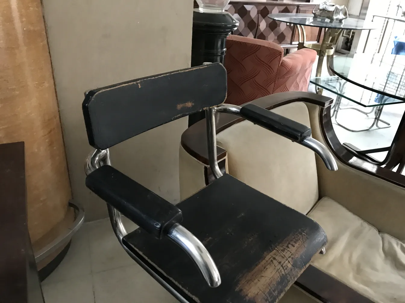 팔걸이가 있는 고대 의자, 눈에 띄는 마모