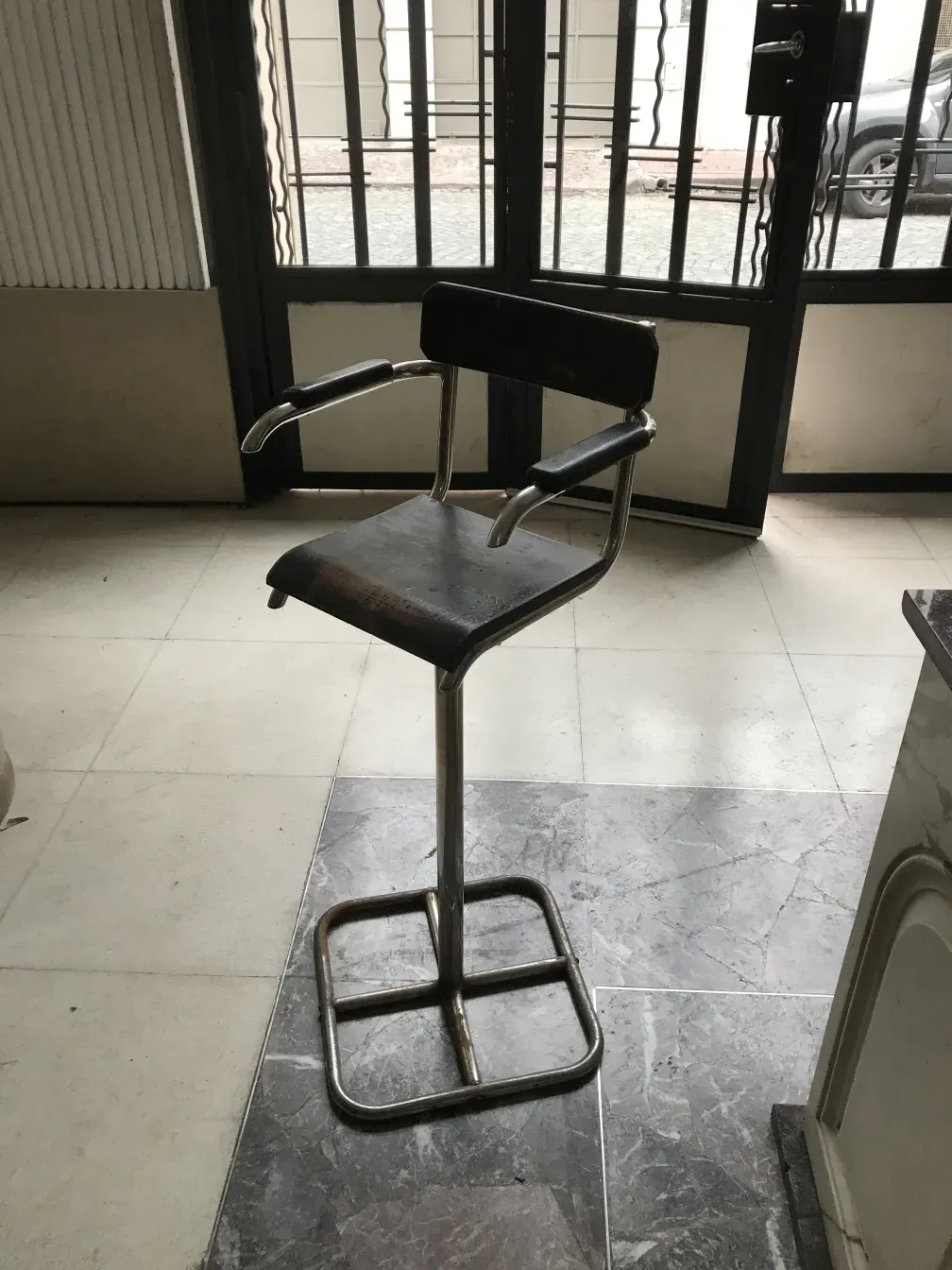 古老的布劳尔椅子在明亮的环境中