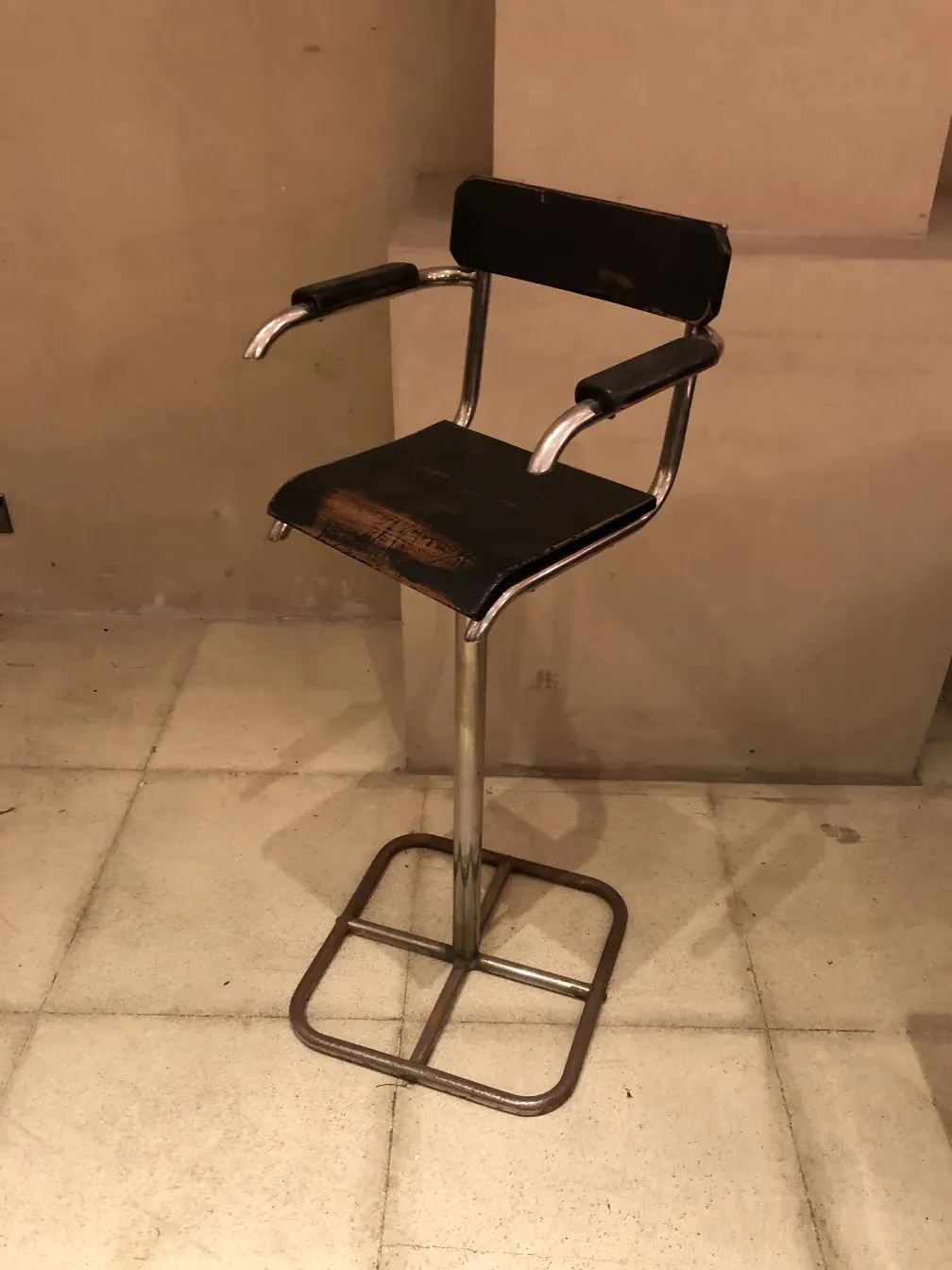 Sedia antica con design unico, ideale per restaurare, sfondo semplice.