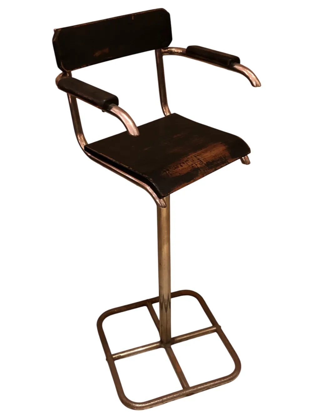 silla antigua Brehuer con acabados desgastados y estructura sencilla