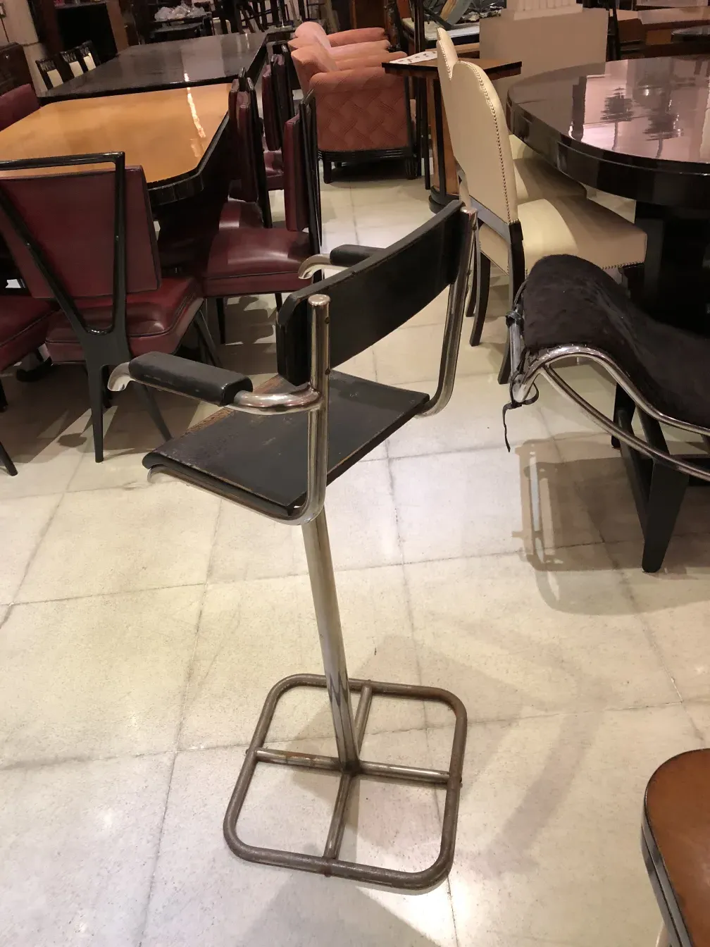 silla antigua Brehuer con diseño distintivo en fondo de comedor