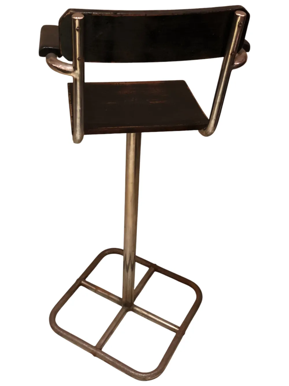 Cadeira antiga Brehuer com base de metal e encosto preto.