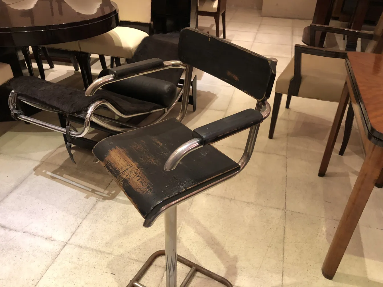 レトロデザインの古いブレウエル椅子、居心地の良い環境に最適な復元用。使用痕跡が見えます。