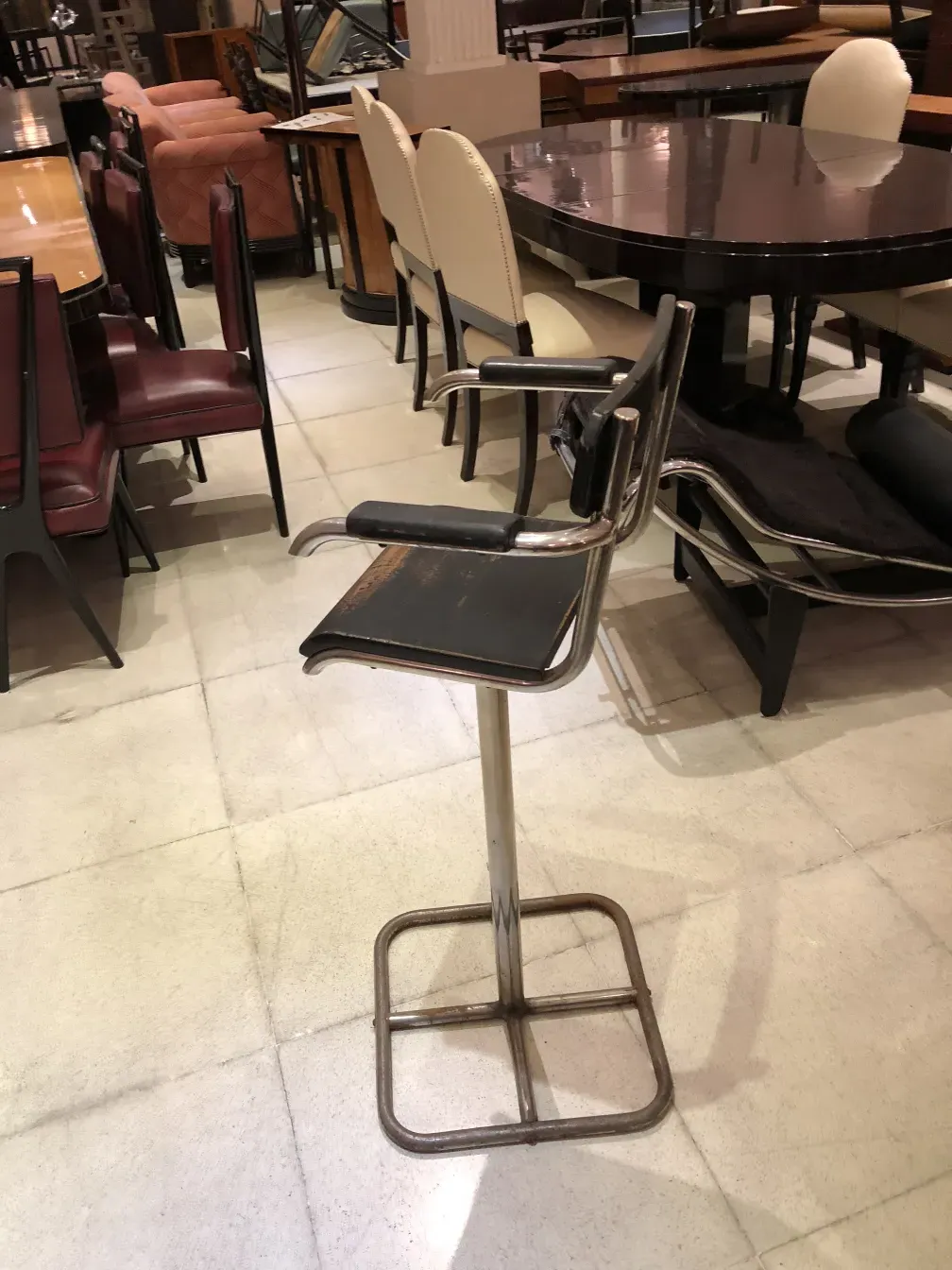 cadeira antiga brehuer em ambiente com outras cadeiras