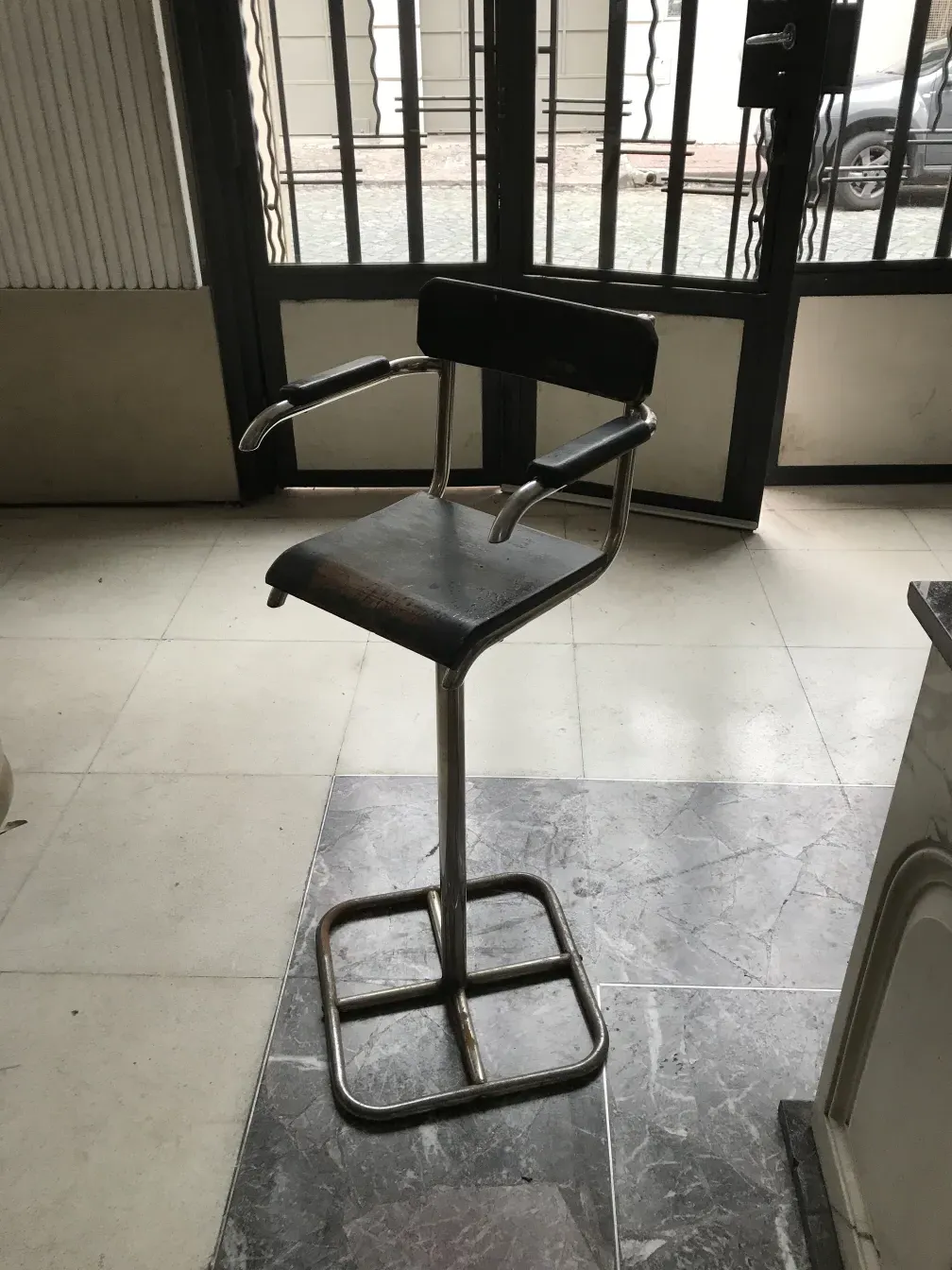 chaise antique Brehuer au design unique dans un cadre minimaliste.