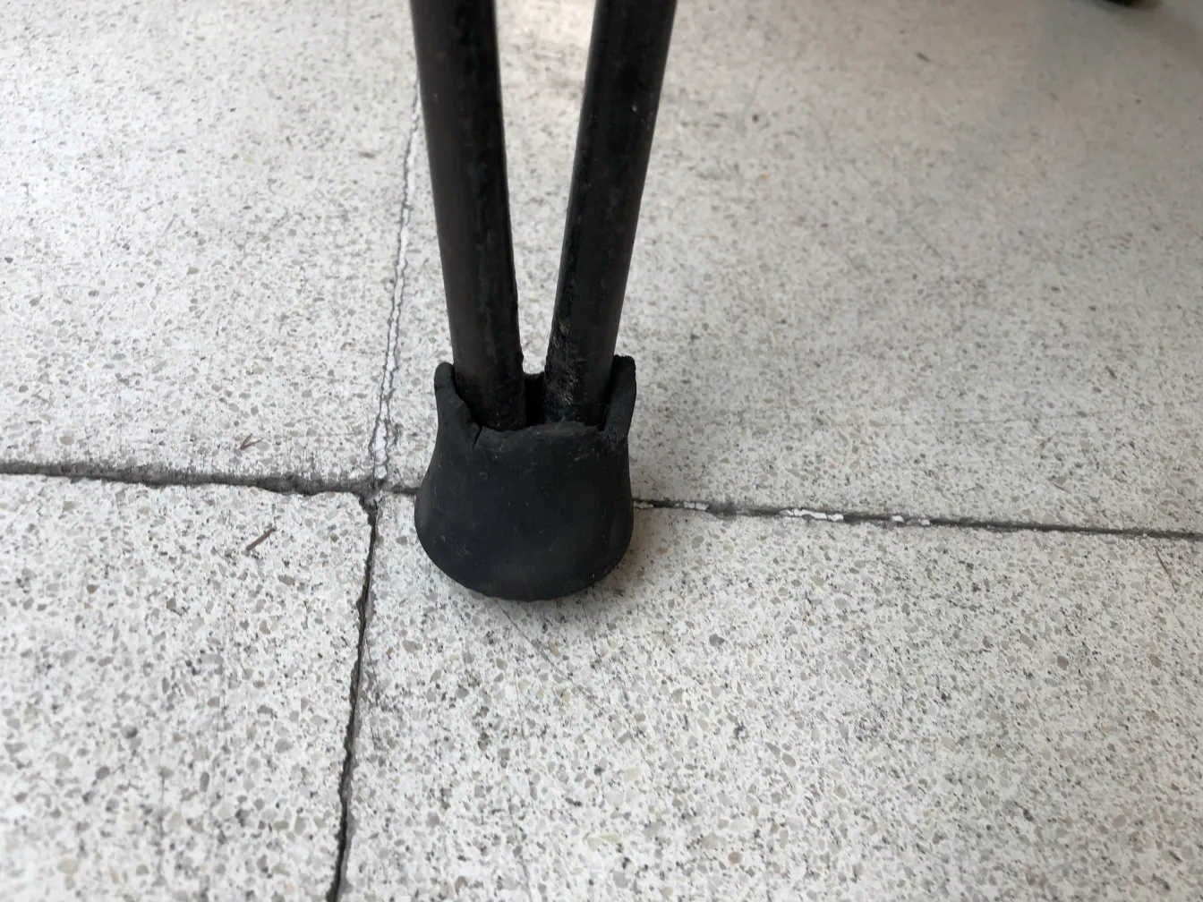 Detalle de silla antigua con patas en el suelo