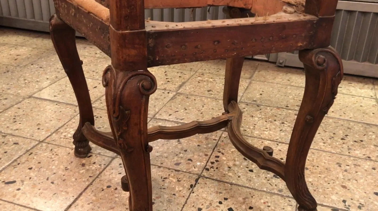 dos sillas antiguas con un diseño clásico, en un entorno de restauración