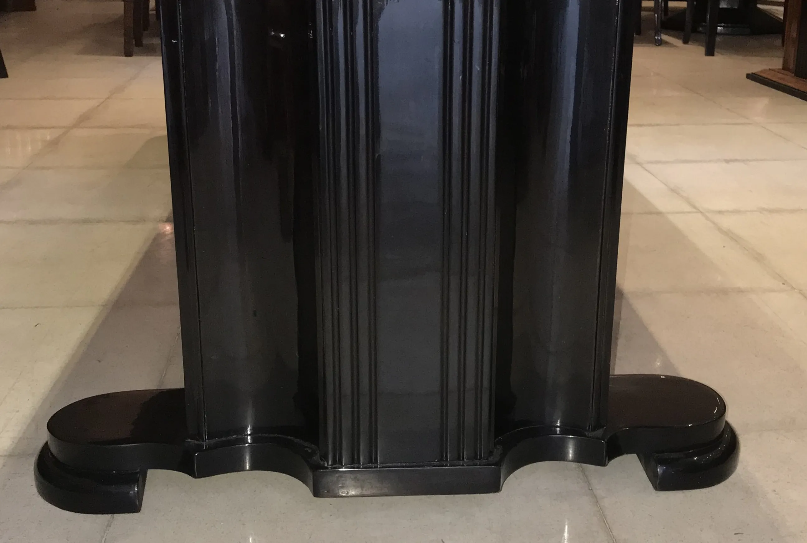 mesa de comedor antigua de estilo Art Deco para diez personas en un ambiente elegante