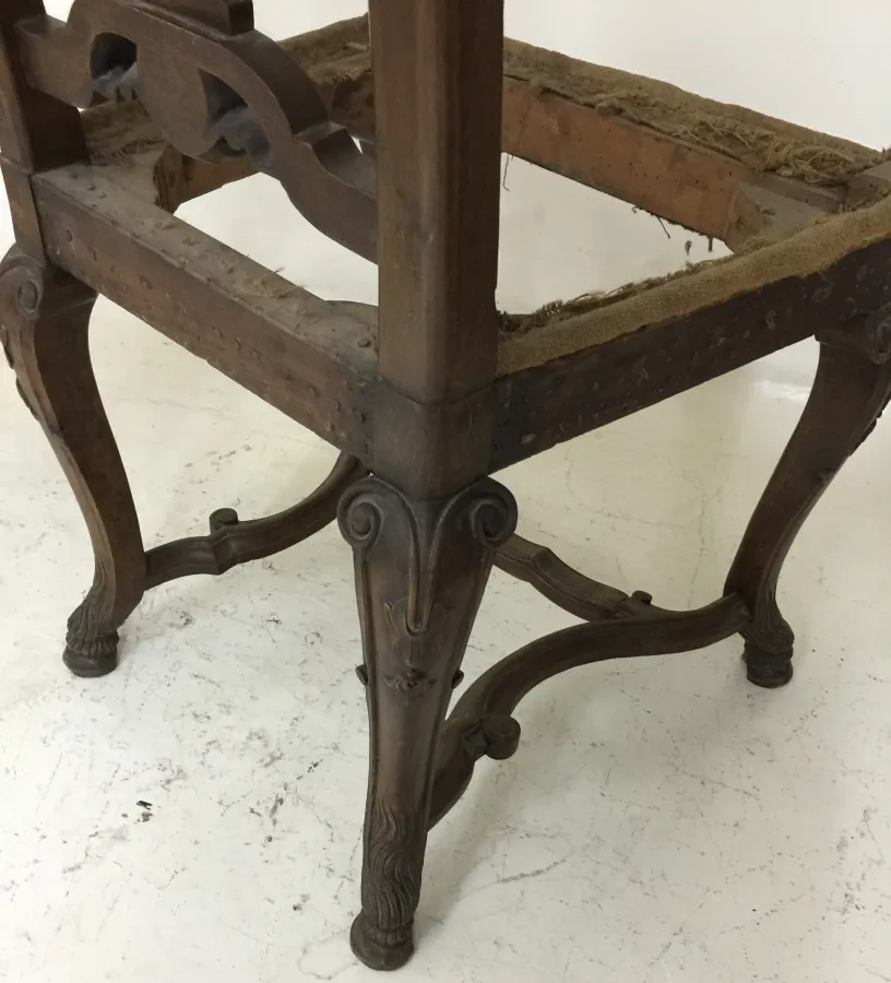 deux chaises antiques avec structure visible, idéales pour restauration