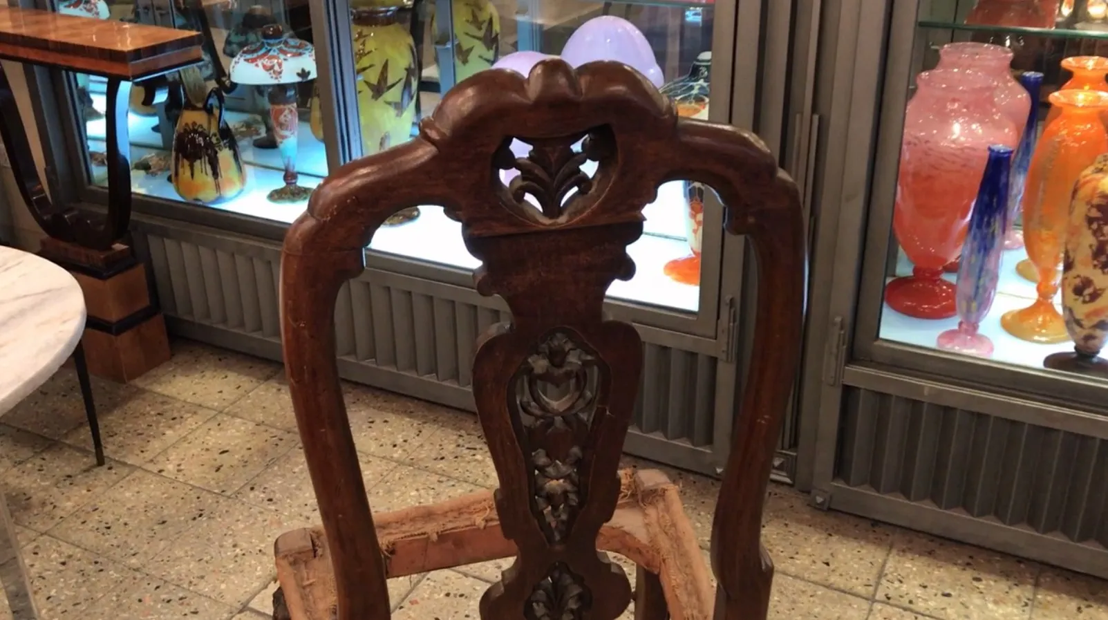 due sedie antiche con dettagli decorativi