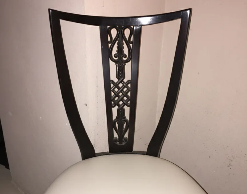 vista detalhada de uma cadeira antiga para restaurar