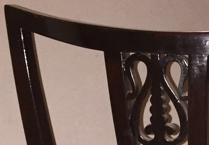 Cadeiras antigas detalhadas com um design único, perfeitas para restauração. Inclui 6 cadeiras e 2 poltronas, trazendo história e charme a qualquer espaço.