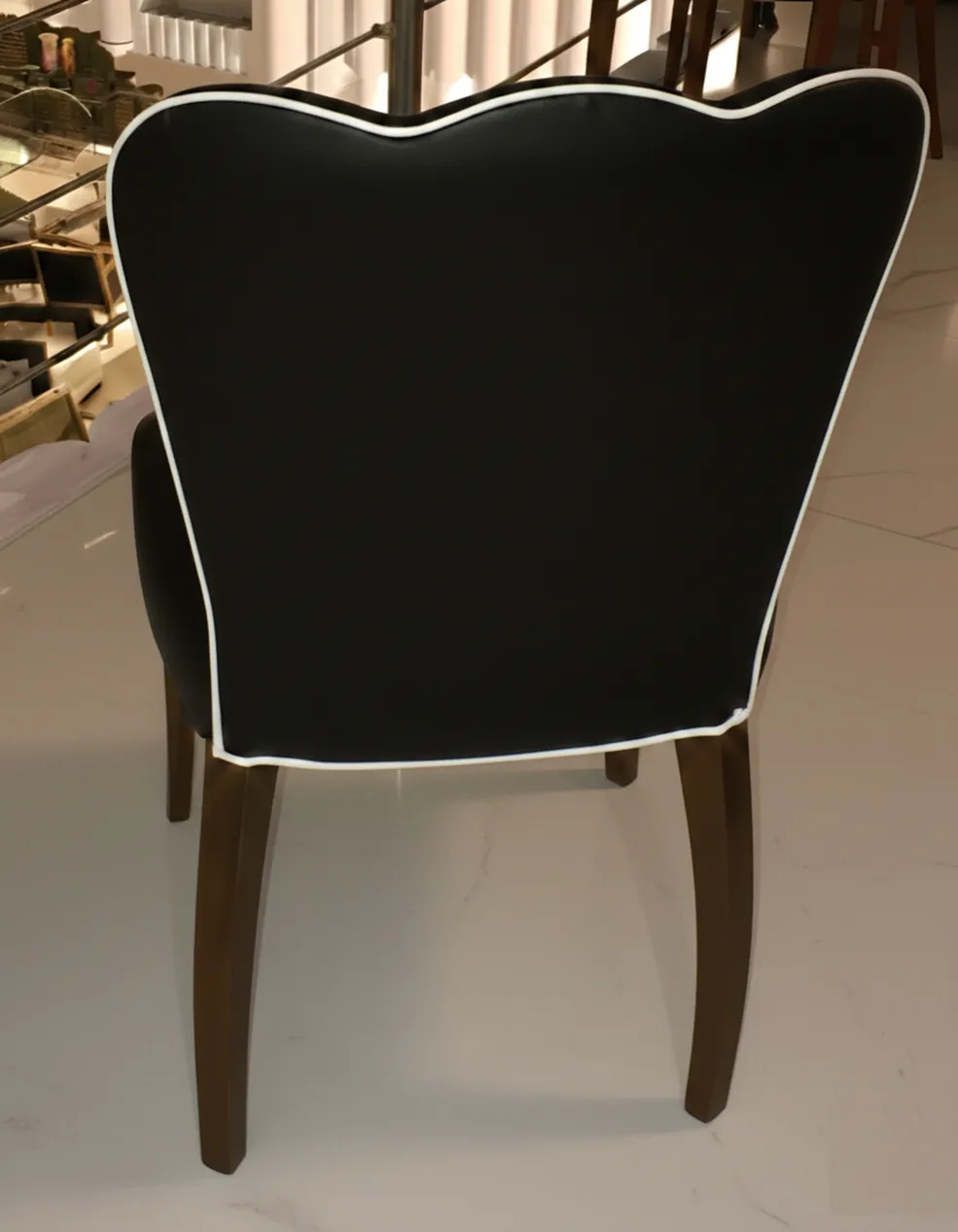 sechs antike Stühle und zwei Sessel zur Restaurierung, elegantes Design