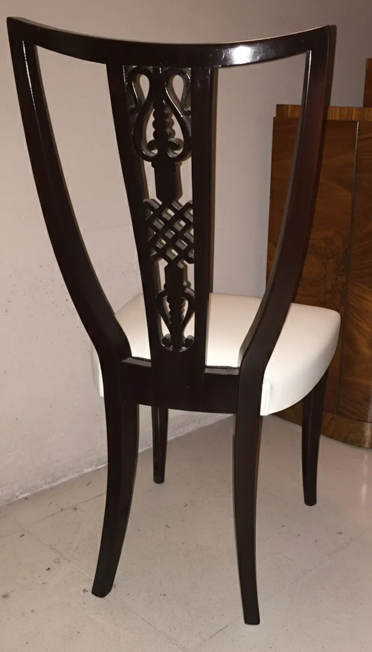 cadeiras antigas com design intrincado e poltronas para restaurar no ambiente