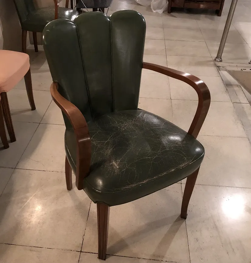 Antike Stühle und Sessel zur Restaurierung, klassisches Design.