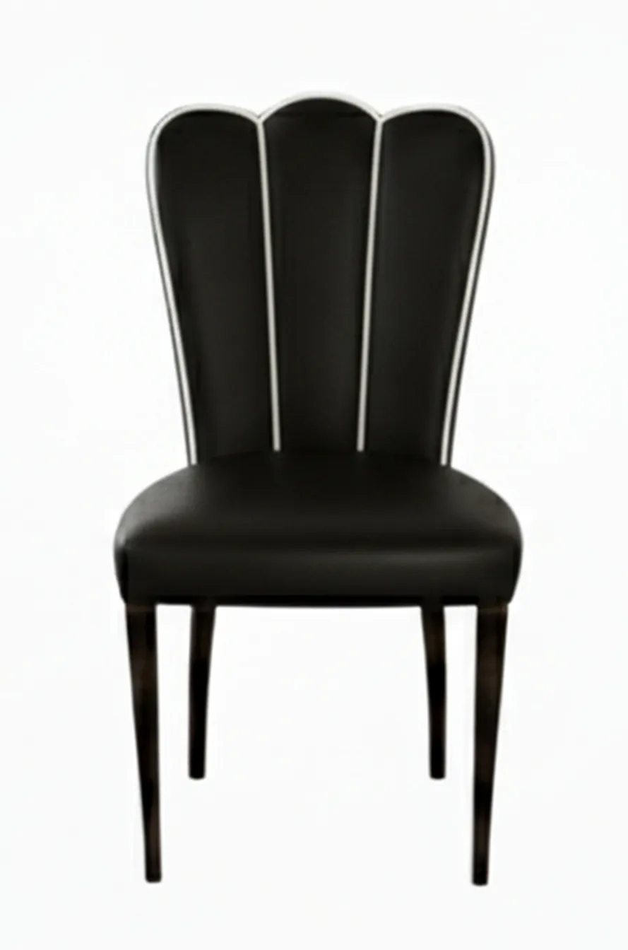 Conjunto de 6 cadeiras e 2 poltronas antigas para restaurar, com um design elegante em um ambiente neutro.