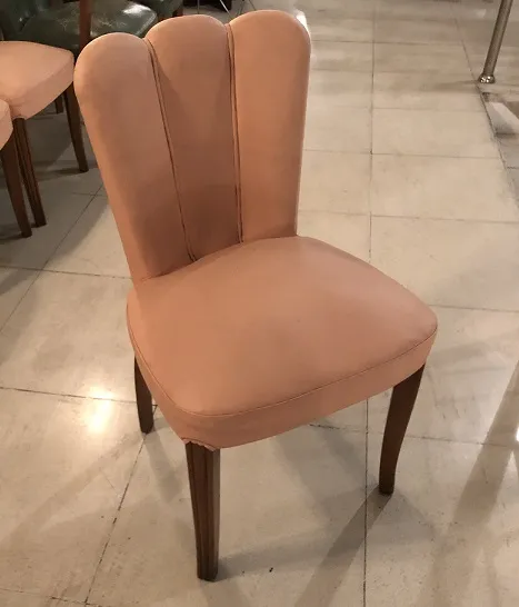chaise ancienne rose avec des pieds en bois, parfaite pour la restauration