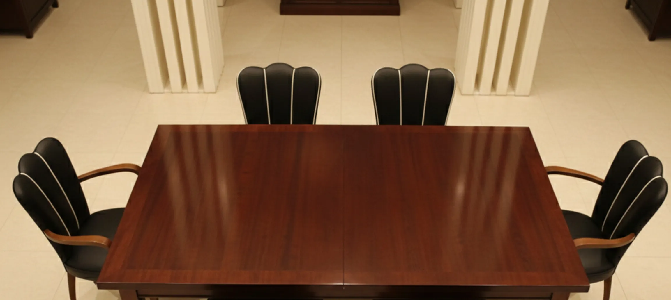 Ensemble de 6 chaises et 2 fauteuils, antiquités, dans un cadre élégant, parfaits pour la restauration et l'embellissement des espaces.