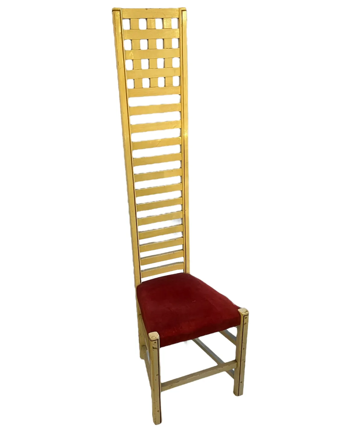 Chaise ancienne avec haut dossier et coussin rouge, fond blanc.