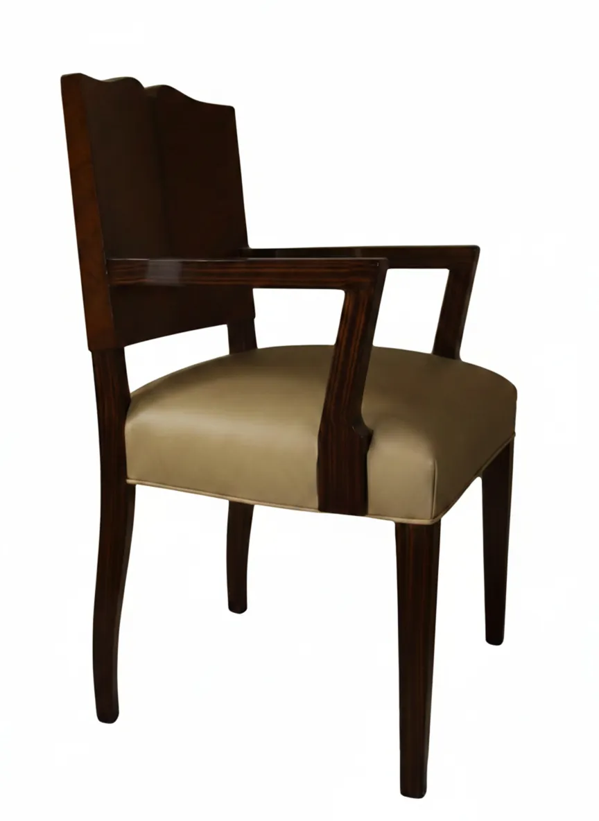 Fauteuil ancien de style art deco avec accoudoirs et rembourrage