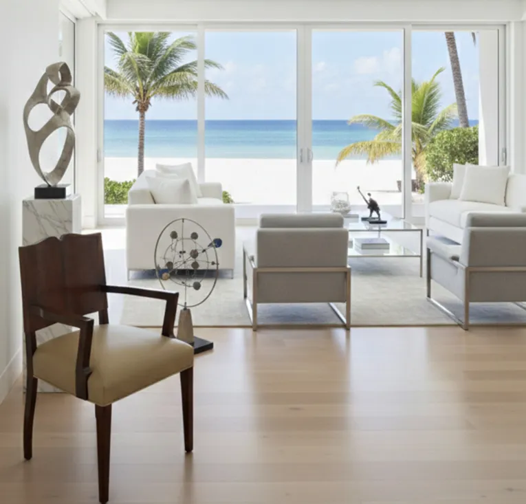 Cadeirão antigo Art Deco em um ambiente moderno na praia.