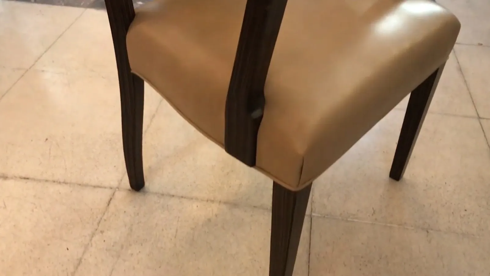 古董艺术装饰扶手椅，置于极简环境中。