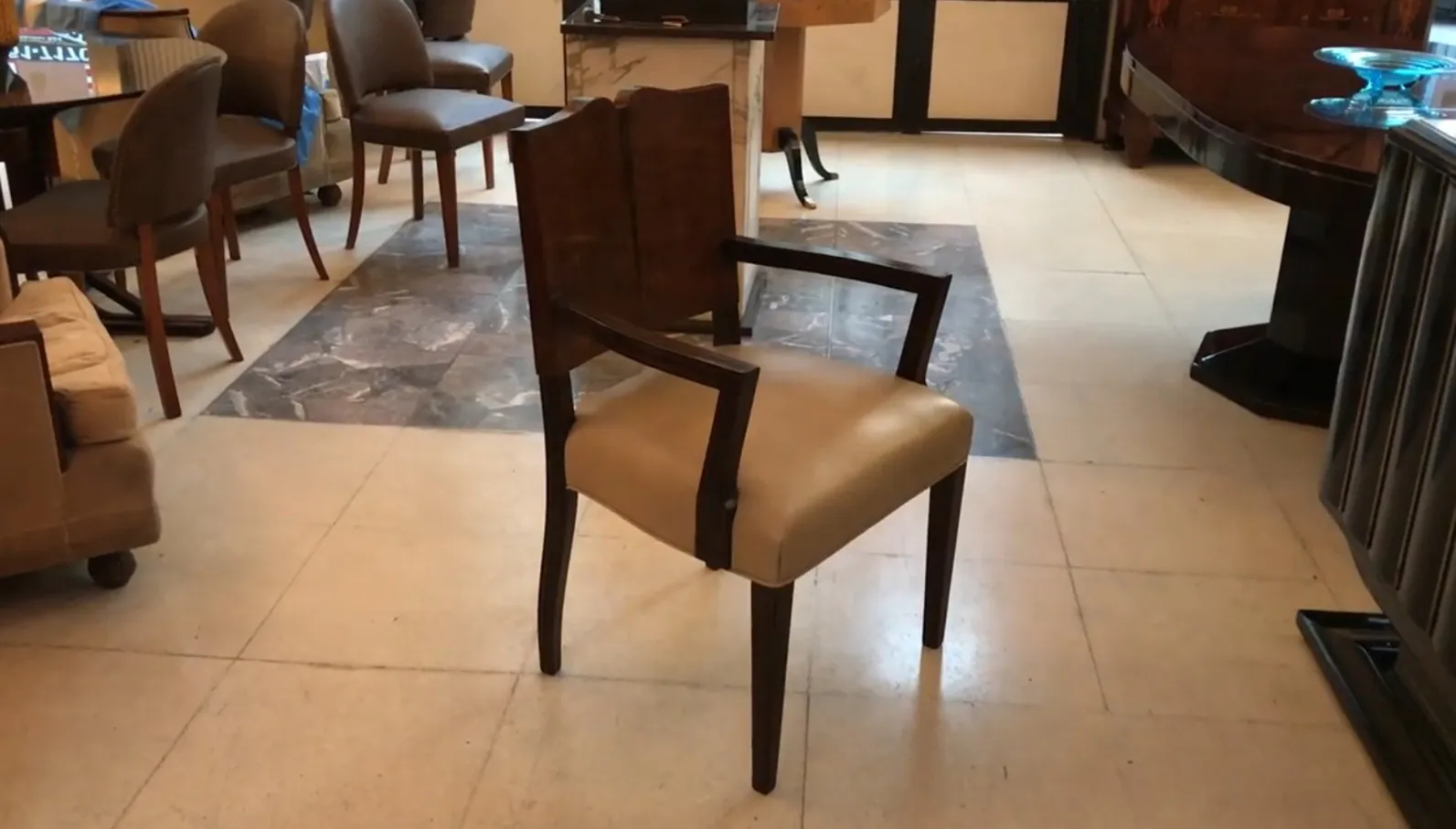 cadeirão antigo com design art deco em ambiente elegante