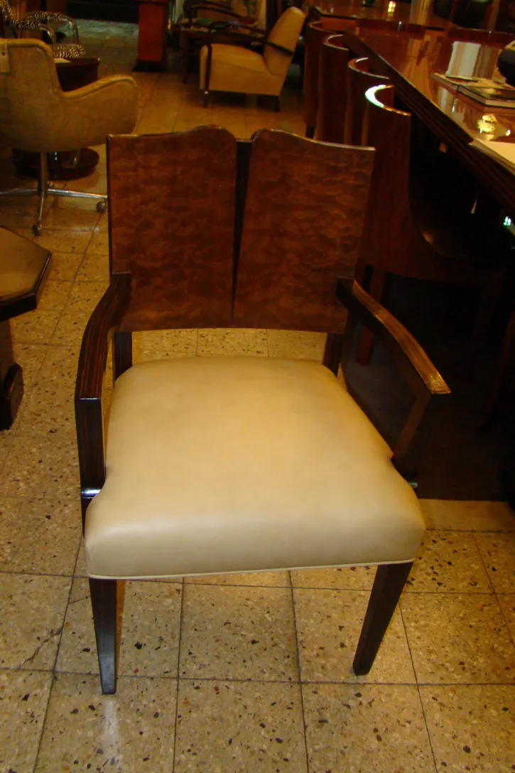 Sillón antiguo Art Deco con brazos en ambiente clásico