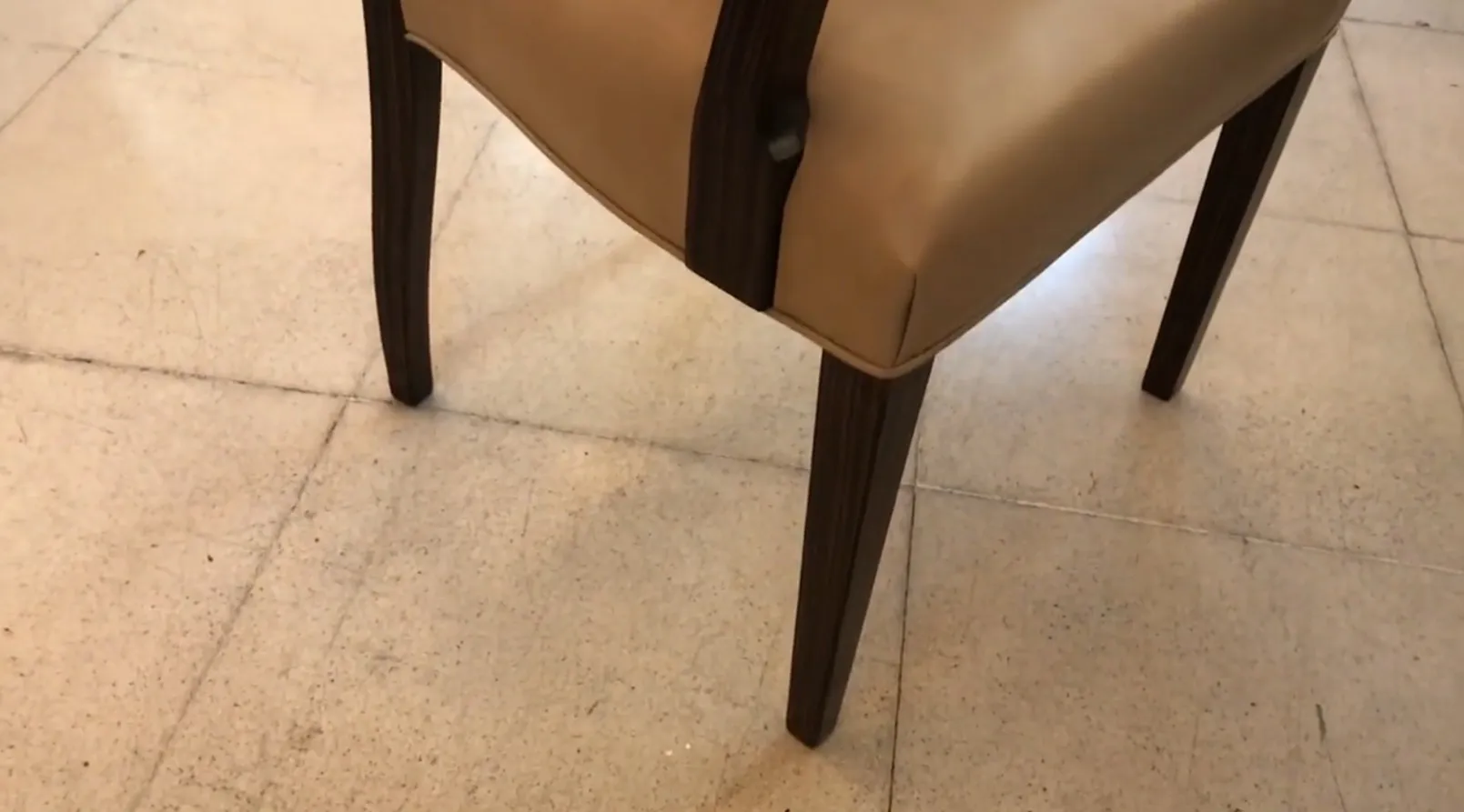 Poltrona antica con design elegante Art Deco in un ambiente classico.