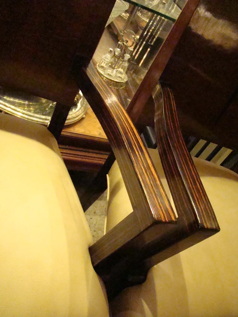 Cadeirão antigo no estilo Art Deco com braços curvados