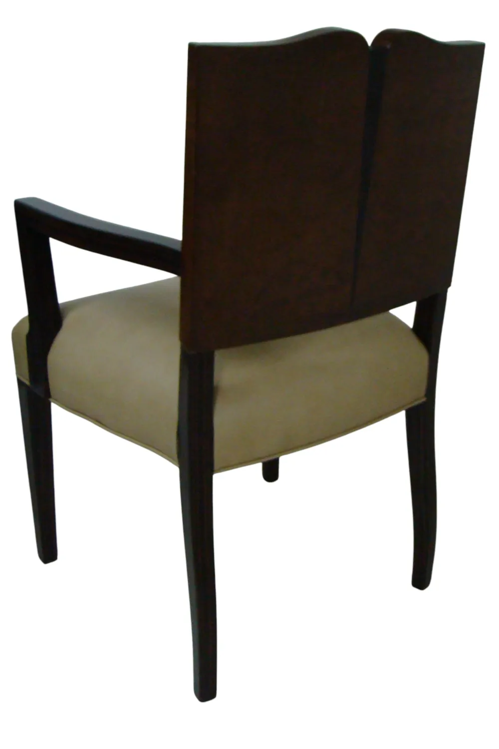 Antiker Sessel mit Armlehnen und hellem Bezug