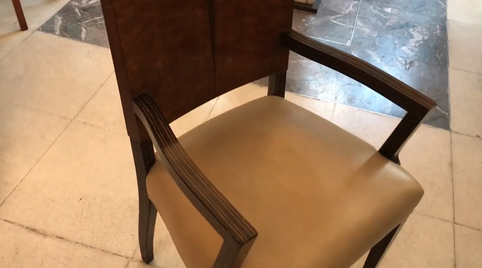 Antiker Sessel mit Armlehnen, hellfarbe in eleganter Umgebung