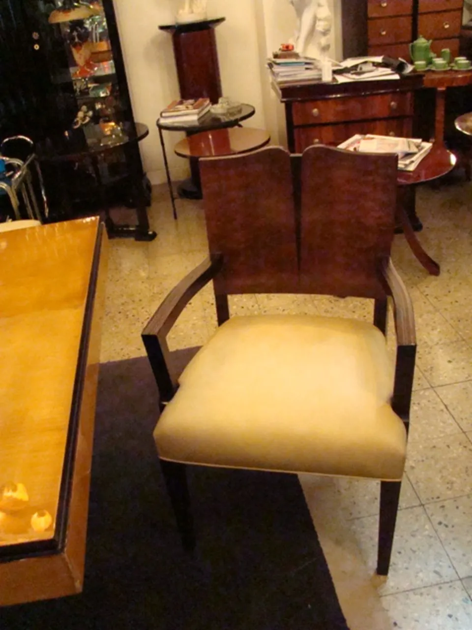 Cadeirão antigo com design Art Deco em ambiente sofisticado.