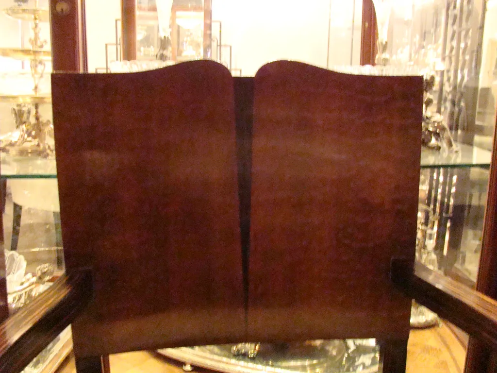 Poltrona antica in stile Art Deco, elegante e classica.