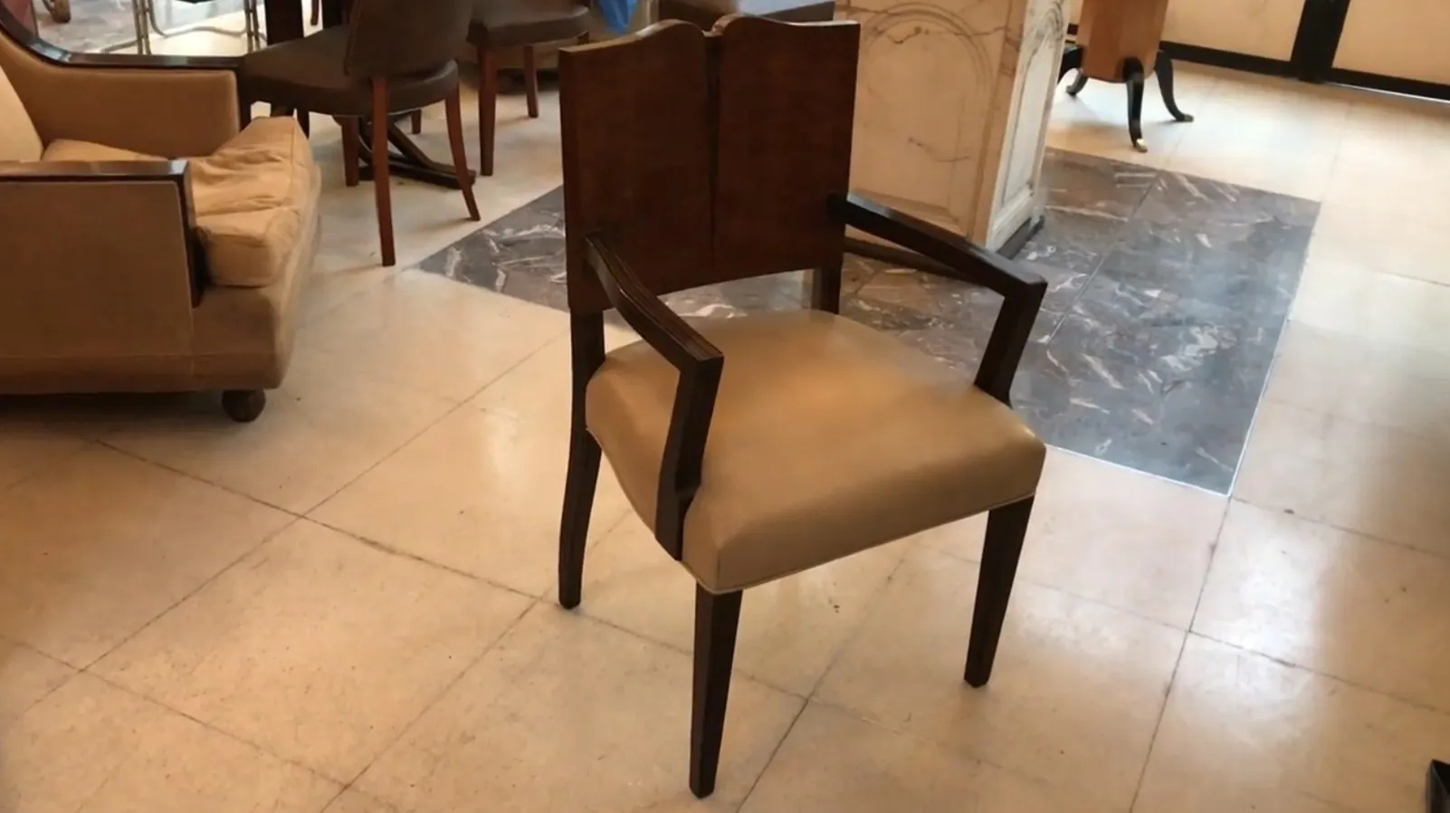 Sillón antiguo con brazos en un ambiente elegante, decoración Art Deco